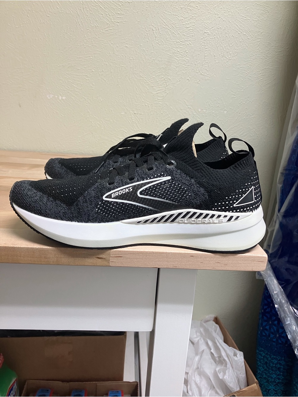 Brooks Levitate GTS Women's Black and White Running Shoes - Picture 4 of 12